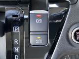 信号待ちなどでブレーキから足を離しても停車を維持してくれるオートブレーキホールド&スイッチを引き上げるだけでパーキングブレーキがかけられる電動パーキングブレーキ