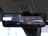 インテリジェント ルームミラーは、車両後方のカメラ映像をミラー面に映し出すので、車内の状況や、天候などに影響されずいつでもクリアな後方視界が得られます。