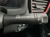 【オートライト】車のセンサーが周囲の明るさを感知し、自動でヘッドライトを点灯・消灯する機能です。この機能は夕暮れ時の交通事故が多い時間帯の安全性を高めてくれます。