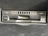 【ETC】有料道路を利用する際に料金所で停止することなく通過できる、ETC車載器(ノンストップ自動料金収受システム機器)が装備されています。セットアップを行うことで利用可能になります。