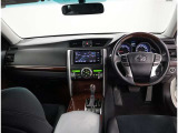 デザインもよく、居心地のよい運転席ですね。分かりやすいスイッチ類ですから操作もしやすく運転をサポートします。ぜひご来店いただき、実際にお座りいただいてステアリングを握ってみてください!