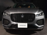 目を奪う流麗なフォルムと迫力あるフロントマスクが特徴のF-PACE。cd値0.34(カタログ値)というハイレベルな空気抵抗係数が風切音を減少させるとともに高速走行時のさらなる安定性を高めています。