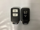 スマートキーを装備しています。鍵を差し込むことなくドアロックの開け閉めと、スタートボタン操作でのエンジンスタートができます。スペアキーも同じものを用意しております。