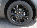 18インチ純正アルミホイールを装備。タイヤサイズは215/55R18となります。