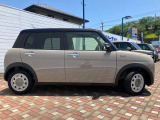 車線逸脱抑制機能です。カメラが左右の区画線を検知し、はみ出す可能性が高いと判断した場合にドライバーにステアリング操作を促し、車両を車線の内側に戻すように支援をします。