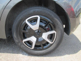 標準装備の純正15インチアルミホイール。タイヤサイズは185/65R15です。
