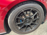 フロントブレーキ:Brembo社製ベンチレーテッドディスク&Brembo社製対向4ピストンキャリパー(ブラック塗装)