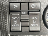 【両側パワースライドドア】スマートキーや運転席のスイッチで後席両側スライドドアの開閉が可能♪電動だから力を入れてドアを開ける必要が無く、小さなお子様でも簡単に開け閉めでき快適です♪