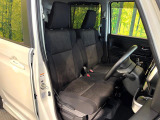 運転席まわりには十分なスペースがあり、大柄な方でもゆったり運転していただける環境です。