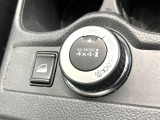 【オールモード4&times;4】2WD/4WDモードを手軽に切り替え可能。燃費重視の2WD、スタック時に役立つLOCK、AUTOモードでは4WDの配分を自動で調整し、路面状況を問わず安定した走りをサポート。