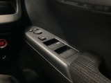 運転席ドアには、ドアミラーの角度調整スイッチとパワーウインドウスイッチを配置。手元で直感的に操作でき、運転中の使い勝手を高めています。