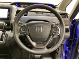 ハンドルにHondaセンシング系のクルーズコントロールやレーンキープアシストなどのスイッチと、オーディオの操作スイッチが装備されています。ハンドルから手を離さず安全に操作できます。