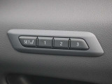 ポジションメモリー付シートです。シートやステアリング、ドアミラーの位置を記録しておくことが出来るのでご家族や複数の方で車を乗られる方には便利な機能です。