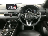 【運転席インテリアデザイン】左右対称のインテリアデザインでドライバーを包み込み運転に集中できるように設計されています。