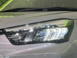 【LEDヘッドライト】悪天候や夜間走行時も良好な視界を確保し安心して運転できる高輝度LEDヘッドライトを装備!点灯速度が早く、消費電力も抑えられています。