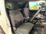 運転席まわりには十分なスペースがあり、大柄な方でもゆったり運転していただける環境です。
