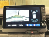 リバースギアに入れるだけで後方の表示へ切り替わります。夜間や雨の日の駐車も楽になりますよ。