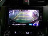 バックカメラの画像です。ガイドラインがスムースな車庫入れをサポートいたします。車庫入れの安心感がアップしますね。