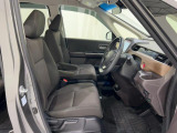 運転席はハイトアジャスター(ラチェット式)付。ドライバーの体型に合わせて、座面の高さを調整出来ます。