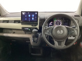 車内は光触媒抗菌消臭施工済です。インパネ周りはスタイリッシュなデザインです。グローブボックスやカップホルダーのほかにトレーなどたくさんの収納スペースが付いています。