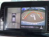 【アラウンドビューモニター&バックモニター】クルマを真上から見下ろしているかのような映像が表示され、周囲の状況がひと目で把握できるので、安心してスマートに駐車できます。駐車が苦手な方にオススメです!