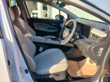 運転席側から観たフロントシートのイメージです。