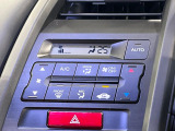 【オートエアコン】一度お好みの温度に設定すれば、車内の温度を検知し風量や温度を自動で調整。暑い&hellip;寒い&hellip;と何度もスイッチ操作をする必要はありません。快適な車内空間には必須の機能ですね♪