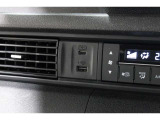 スマートフォンなどの音楽再生が可能なUSB接続ジャック装備車両です♪♪♪