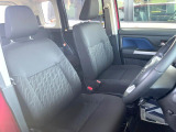 運転席まわりには十分なスペースがあり、大柄な方でもゆったり運転していただける環境です。