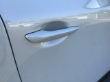 スマートキーを所持している状態でロックボタンを押すと、車両すべてのドアの解錠や施錠を行うことが出来ます。