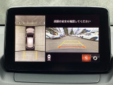 狭い場所での駐車やすれ違いなどでより的確な運転操作に役立つ360&deg;ビューモニターが装備されています。