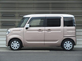 デザインがスタイリッシュで前方の距離感が分かり易く運転し易い車です。