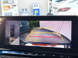 【パノラミックビューモニター】専用のカメラにより、上から見下ろしたような視点で360度クルマの周囲を確認することができます☆死角部分も確認しやすく、狭い場所での切り返しや駐車もスムーズに行えます。