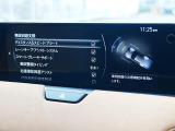 こちらのお車には先進安全装備が多数搭載されています。衝突被害を回避あるいは軽減するためのブレーキや、後方死角からの接近警報、車線逸脱を防止する警報装置など、詳しくはスタッフまでお尋ねください。