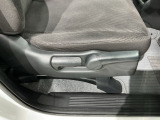 シートハイトアジャスターが付いているので運転姿勢を調整するのに便利ですね。身長に合ったシートポジションは安全運転や疲労軽減にもつながります。