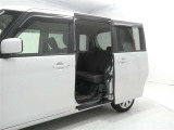 【両側パワースライドドア】両側パワースライドドア付きだから、狭い駐車スペースなどでの 乗り降りラクラク!小さなお子さまのいるご家庭には嬉しい装備。