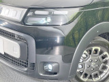 【LEDヘッドライト】悪天候や夜間走行時も良好な視界を確保し安心して運転できる高輝度LEDヘッドライトを装備!点灯速度が早く、消費電力も抑えられています。