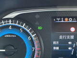 ハイビームアシストは周囲の明るさから対向車や先行車、街灯の有無などをフロントカメラが検知して、自動でハイビーム(上向き)とロービーム(下向き)を切り替える機能です。