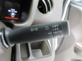 オートヘッドライト標準装備です。車外の明るさに応じて自動的にヘッドライトの点灯・消灯をしてくれます。トンネルの出入り口などで活躍してくれます。