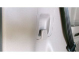 買い物袋などを掛けて置けるユーティリティフックが付いています。