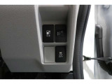 普通充電は6kWの高い出力で行うため、満充電まで約4.5時間という早さです。また、普通充電はフタを直接押し、急速充電は車内のボタンを操作して開け、あとは充電コネクターを差すだけで充電開始します。