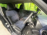 運転席まわりには十分なスペースがあり、大柄な方でもゆったり運転していただける環境です。