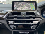 BMWのナビゲーションは操作性も良く、詳細な地図情報と交通状況を見やすく表示し、快適なドライビングをサポートしながら目的地までナビゲートします。
