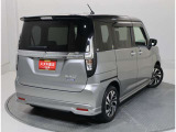 バックドアは大きく開くので荷物も楽々載せられます!スペースも広く、ベビーカーやスーツケースも載せられます◎