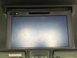 【後席モニター】家族や友人とお出かけする機会が多い方に大人気の後席モニターを装備!見やすい位置に画面がありテレビやDVDの視聴も快適!友達もお子様も、後席にしか乗らなくなるかも??