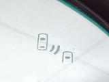 【ブラインドスポットモニター】走行中、ドアミラーの死角になりやすい箇所に後続車が接近するとサイドミラーのレンズに警告を表示!ドライバーに注意喚起をしてくれます。