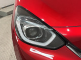 LEDヘッドライトは、点灯の瞬間から最大光量を発揮し、突然暗くなるトンネルなどでの安定感を高めます。