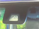 【スマートアシスト】走行中に前方の車両等を認識し、衝突しそうな時は警報とブレーキで衝突回避と被害軽減をアシスト。より安全にドライブをお楽しみいただけます。