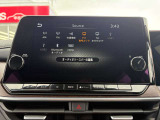 一枚岩のようなデザインのメーカーオプションナビは9インチの大画面に加えて、Bluetooth接続・HDMI端子・Apple CarPlayワイヤレス接続・スマホのワイヤレス充電など多数の機能が満載です!!
