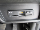 有料道路をキャッシュレスで通行できるETC車載器付きです。運転席足元に設置されています。ETCセットアップ費用は含まれておりません。別途必要となります。